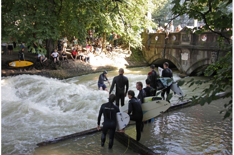 Eisbachwelle Surfing in the city Turbopass