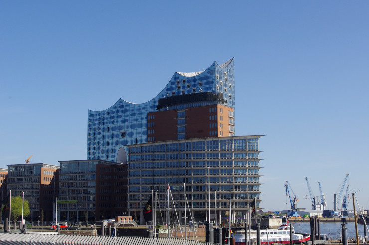 Choice attraction: Guided city tour to Hamburg's landmarks or through the neighbourhood