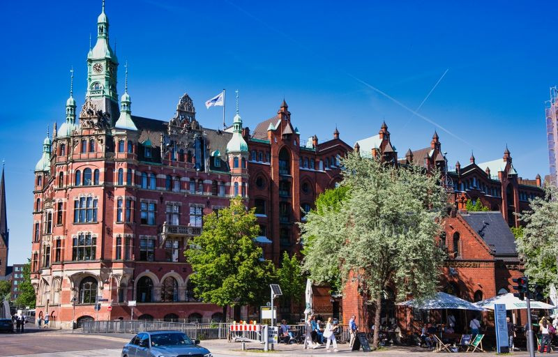 City tour of your choice: ‘Westfield, HafenCity and Speicherstadt’ or Reeperbahn – the ‘sinful mile’ of St. Pauli