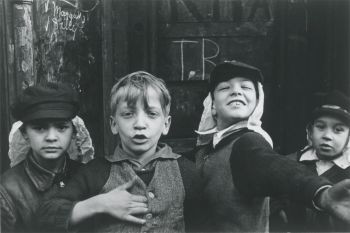 218920_350_BAR_KBrPhotography_Barcelona_01_Helen_Levitt.jpg